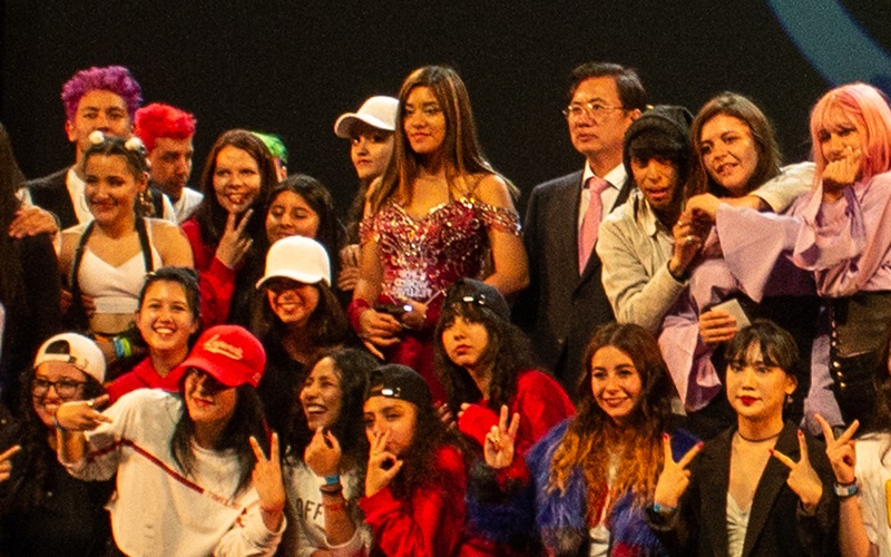 Ana Gil (centro), la ganadora de la categoría de canto del K-pop World Festival en Colombia, posa junto con otros participantes el 13 de julio, en Bogotá, Colombia. | Hallyu Colombia